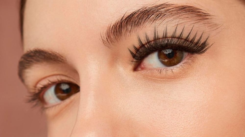 Eyelash Glue Allergy: Symptoms, Causes, Prevention & Hypoallergenic Solutions Eyelash Glue Allergy: Symptoms, Causes, Prevention & Hypoallergenic Solutions