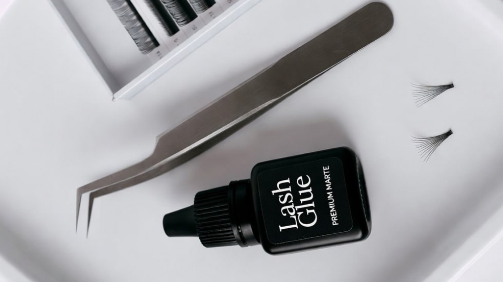 Common Lash Glue Mistakes to Avoid