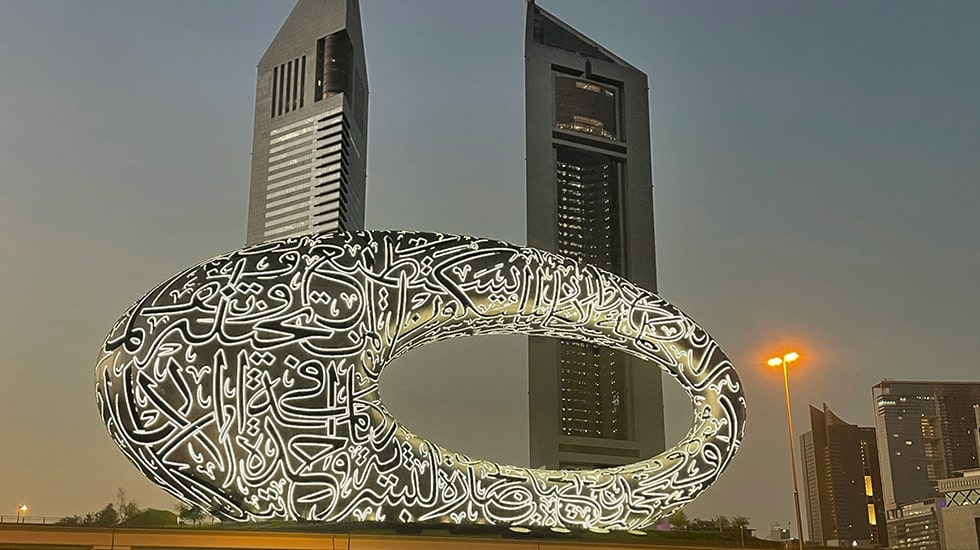 Top-rated eyelash extensions in Abu Dhabi and Dubai - WinLash Salon Professional lash artist applying eyelash extensions in Dubai