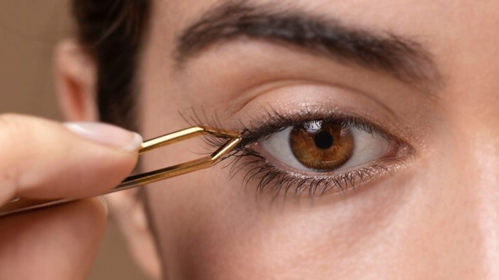 How to apply eyelash glue for flawless results in Dubai | Winlash Step-by-step eyelash glue application for perfect lash attachment | Winlash