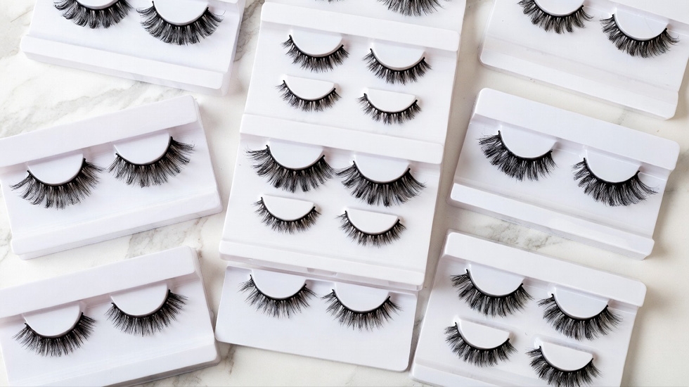 Comparison of cat eyelash extensions suitability for almond and round eyes