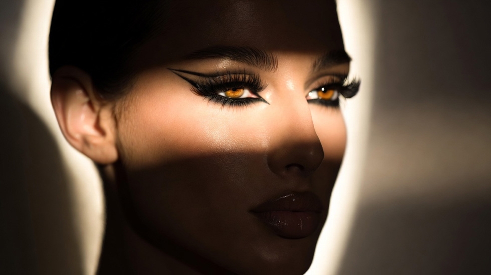 Professional cat eyelash extensions winged look mapping technique in Dubai