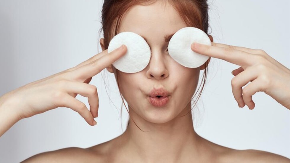 Safe lash glue removal: Use oil-free remover and cotton pad to dissolve adhesive without damaging natural lashes | winlash