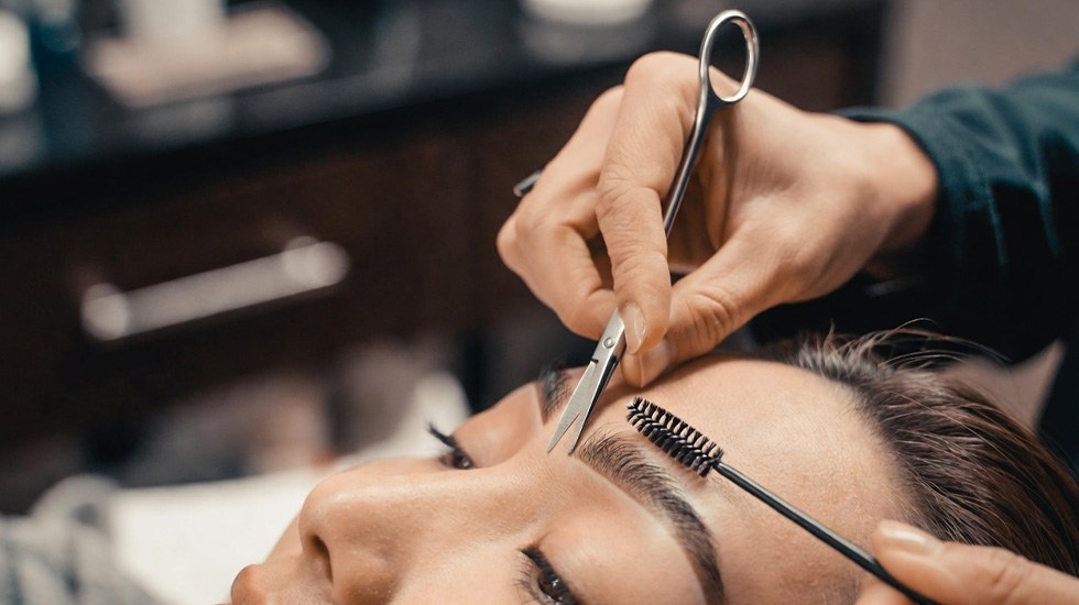 Professional Parallel Micro-Trimming Technique with Curved Brow Scissors - Step-by-Step Protocol to Avoid Gaps