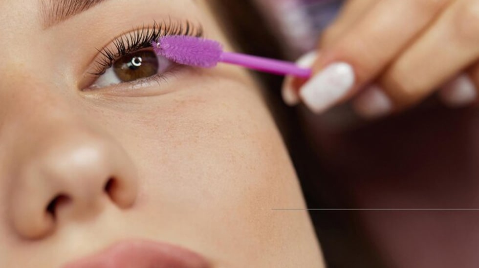 Quality eyelash extension glues for professional lash artists in Dubai