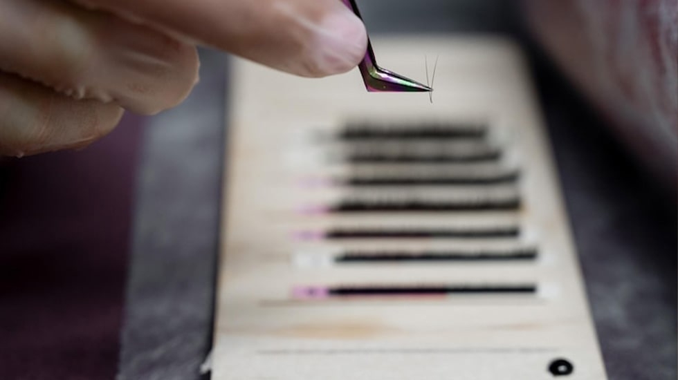 How to prevent eyelash glue allergies — patch test, low-fume adhesive, proper ventilation and humidity control | winlash dubai