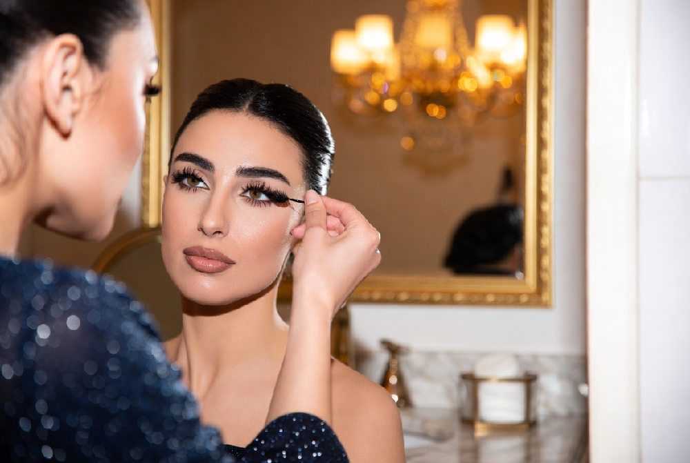 Premium stainless steel false lash applicator – ideal for humid UAE climate | winlash Curved eyelash applicator tool applying strip lashes with perfect precision | winlash