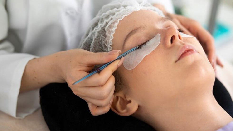 Avoid Lash Glue Failures: Pro Tips to Prevent Premature Lifting in Heat & Humidity |winlash Why Lash Glue Fails Early in Dubai: Common mistakes like over-gluing and expired adhesive causing lift-off |winlash