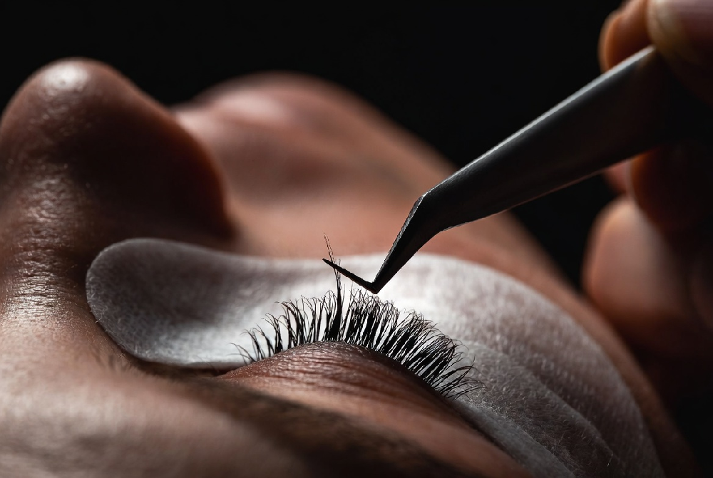 Mastering lash isolation with professional eyelash extension tweezers - Step-by-step technique Close-up of perfect lash isolation technique using curved isolation tweezers on natural lashes