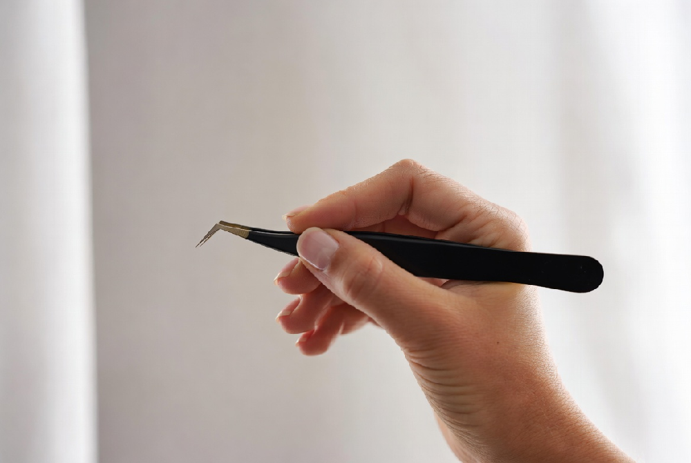 Proper ergonomic holding technique for lash tweezers to prevent hand fatigue Ergonomic grip and correct hand position when using lash tweezers for maximum precision and comfort