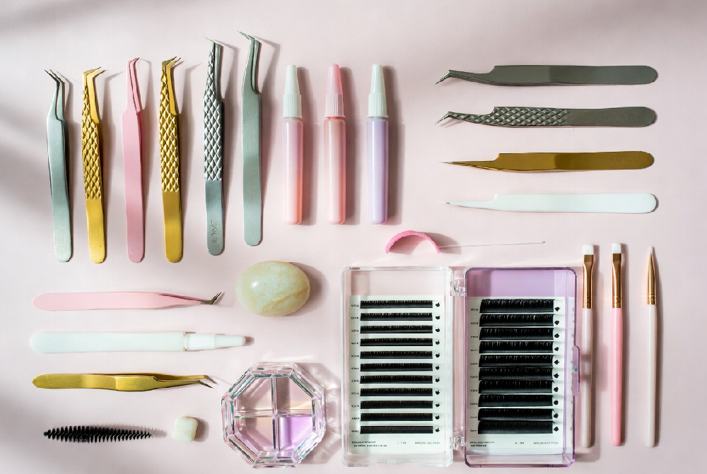Essential lash extension tools and kit setup for professional lash artists Complete professional eyelash extension kit including tweezers, adhesives, and lash extensions - Winlash Dubai