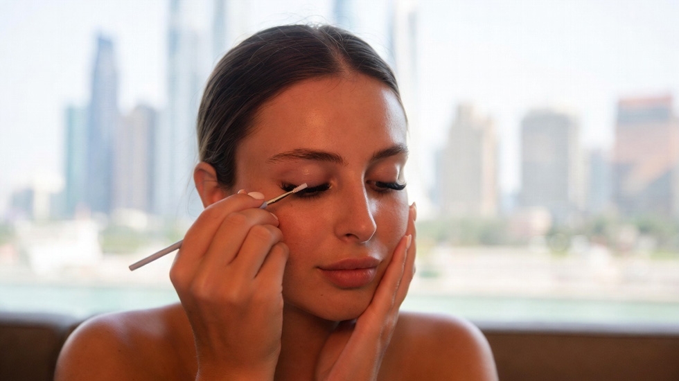 Eyelash extensions aftercare tips for Dubai humidity and heat - hybrid lash maintenance