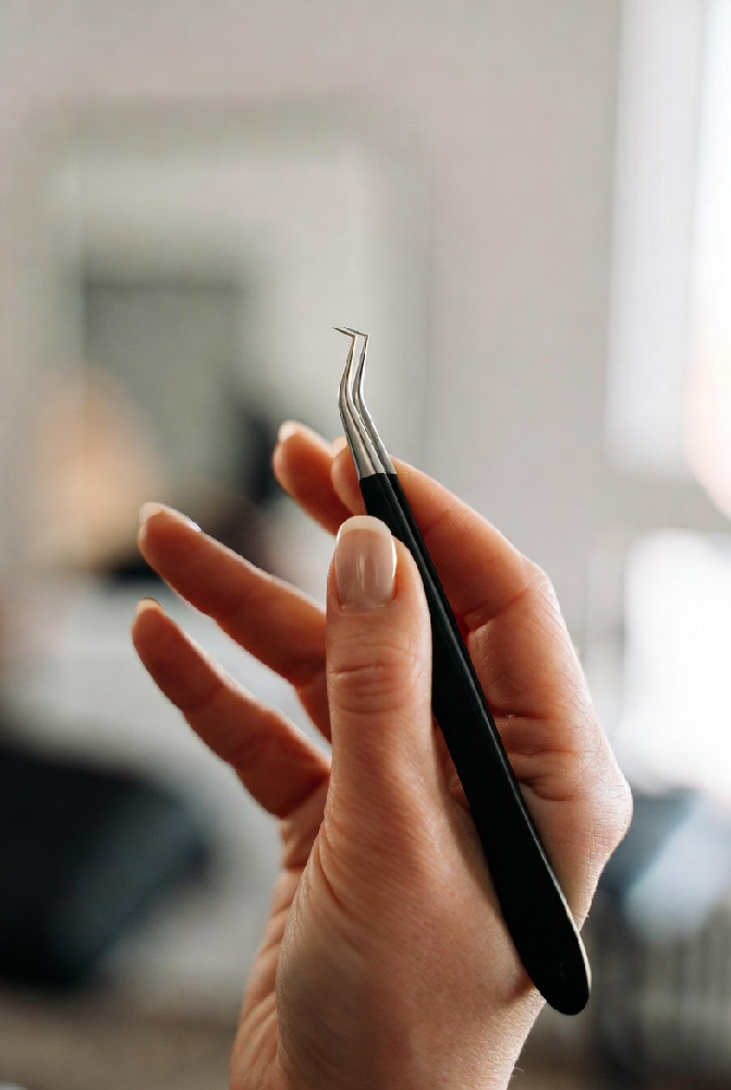 How to hold isolation tweezers correctly using tripod grip