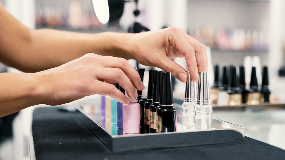 How to Choose Lash Extension Glue: Matching Composition, Viscosity, Speed and Sensitivity to Your Salon Setup The Bottom Line on Lash Extension Glue Differences and How to Choose the Right One
