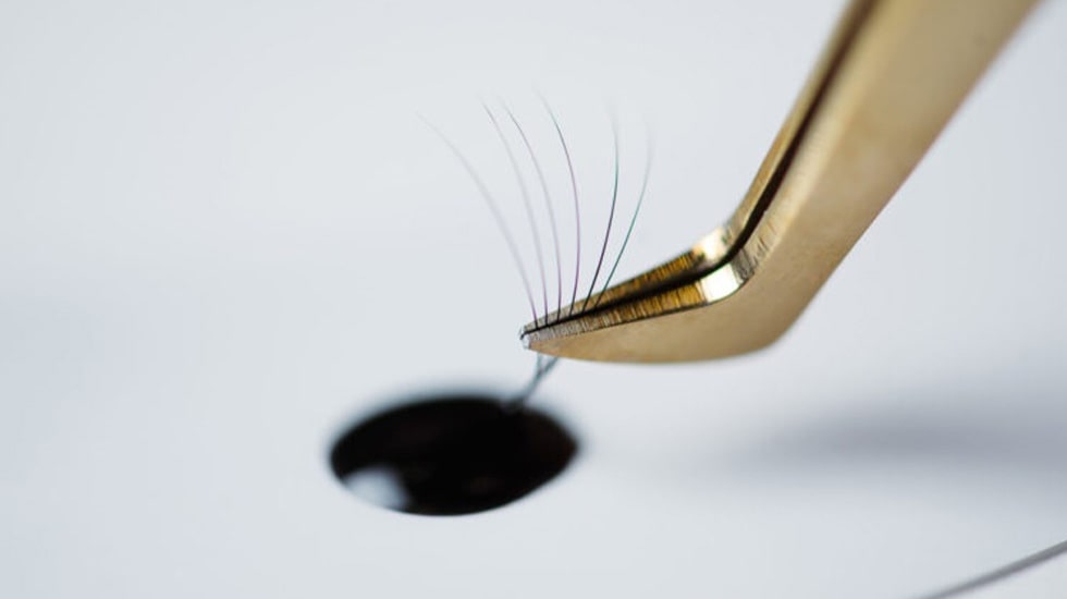 Best lash glue for eyelash extensions in Dubai, cruelty-free and quick-drying