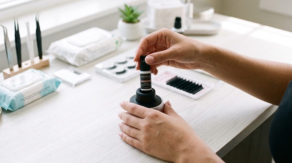 Step-by-Step Guide: Manual Shaking vs Glue Shaker for Proper Adhesive Mix How to Shake Lash Glue Correctly for Maximum Retention