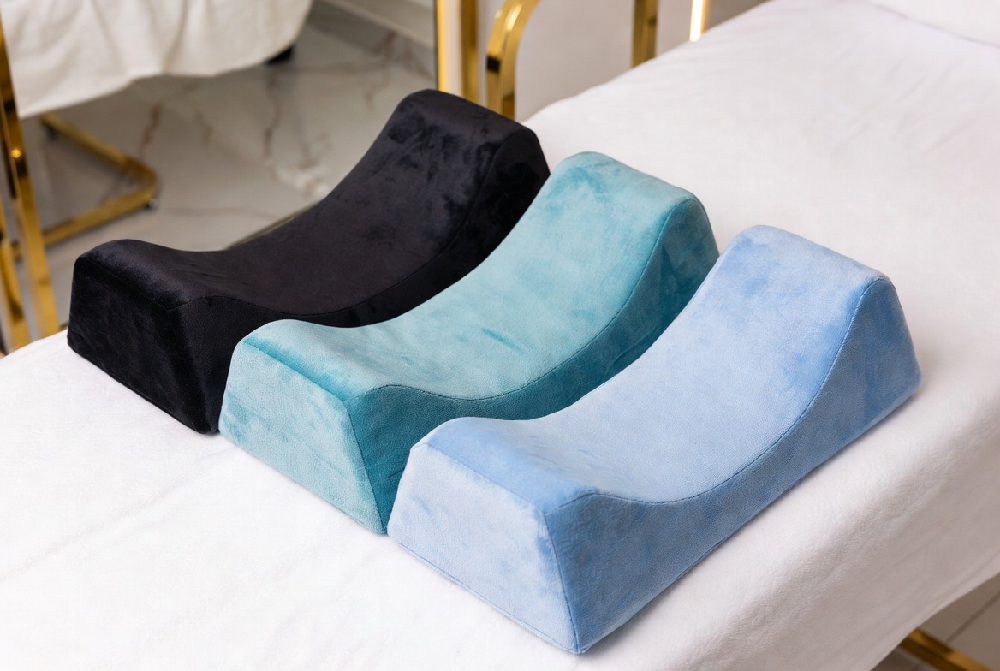 Professional ergonomic lash pillow for eyelash extensions in turquoise velvet – Winlash Dubai
