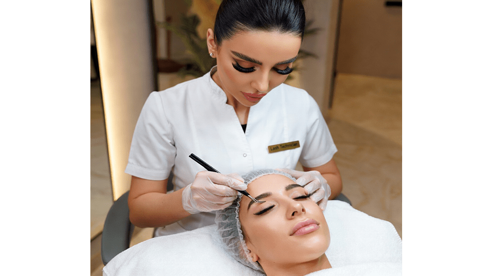 Winlash Dolphin Curved Lash Tweezer – Precision Isolation Tool in Action | Professional Eyelash Extension Tweezer