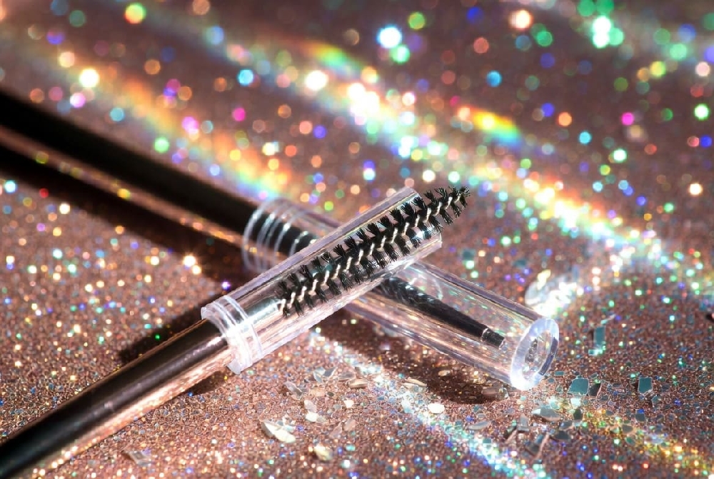 Winlash Eyebrow Lamination Brush | Precision Angled Brush with Protective Cap for Perfect Brow Lift & Lamination – Only 5 AED – Dubai, UAE Professional Winlash Eyebrow Lamination Brush with protective cap on sparkling glitter background – precision angled synthetic bristles for brow lift and lamination – Dubai UAE