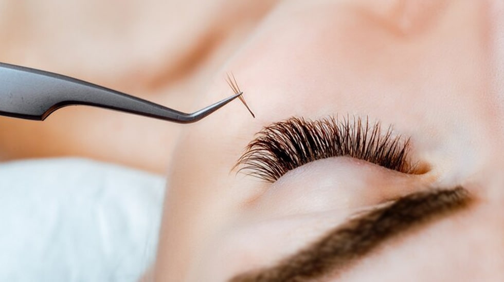 WinLash Black Eyelash Extension Glue 5ml bottle, professional fast-drying adhesive for classic and volume lashes, ideal for Dubai's climate