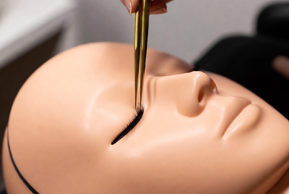 Washable Silicone Lash Training Head - Winlash Professional Education Realistic silicone mannequin head for eyelash and eyebrow extension practice in professional salons