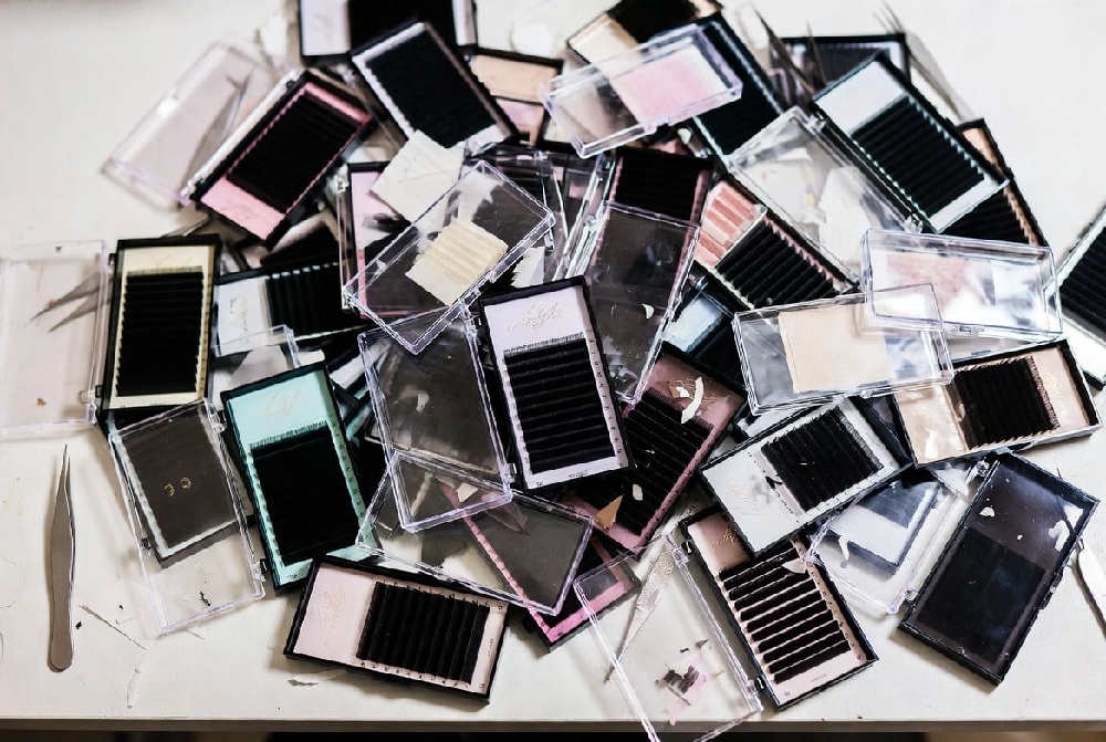 High-Capacity Lash Tile Holder for Salon Workstation Organization Professional acrylic lash palette organizer for eyelash extension tiles storage