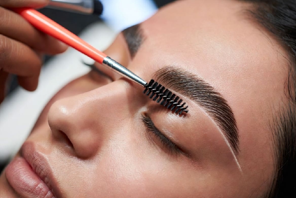 Winlash Simple Eyebrow Brush with colorful handle and protective cap for precise brow lamination and lifting