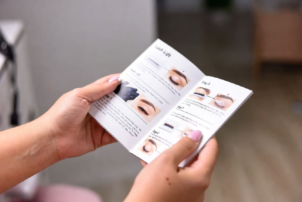 Lash Lift Buying Guide 2026 | Tips for Beginners and Professionals How to Choose the Best Lash Lift Kit: Woman applying professional lash lift at home