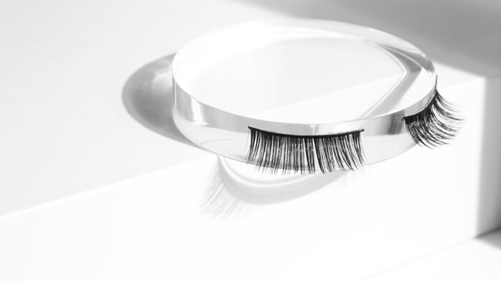 Fast-polymerizing eyelash extension glue for strong bonding | Winlash Demonstration of eyelash extension glue during polymerization process